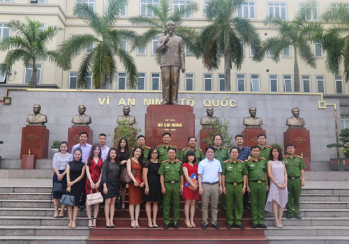 Các đại biểu chụp ảnh lưu niệm tại Tượng đài Chủ tịch Hồ Chí Minh và các cố bộ trưởng Bộ Nội vụ qua các thời kỳ
